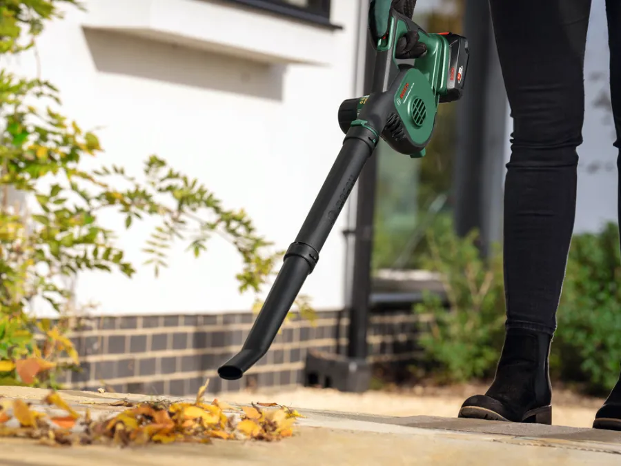 New Bosch UniversalLeafBlower 18V-130 løvblåser 2,5 Ah