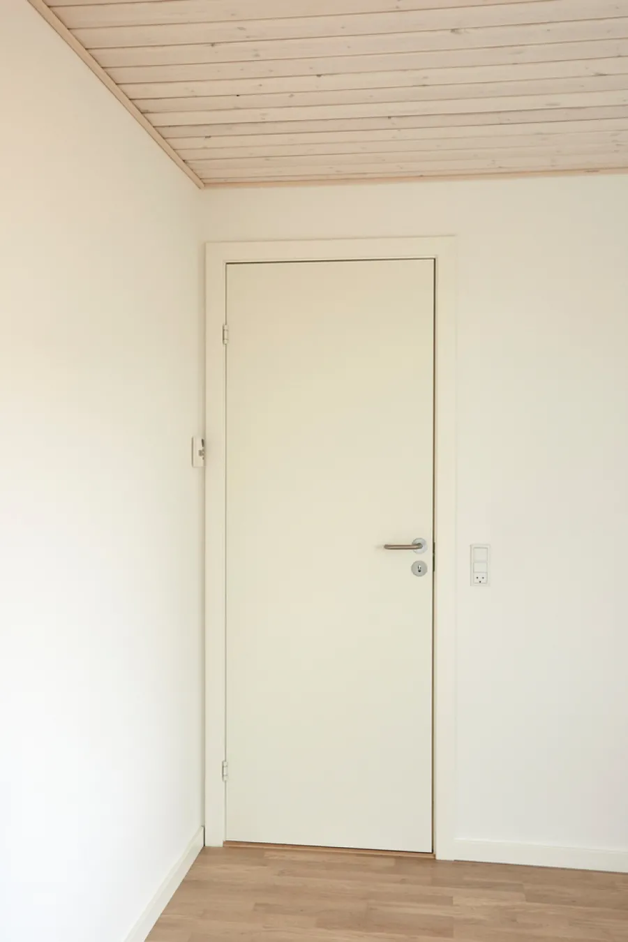 Discount Torso Stabil hvitmalt dør - 82,5 x 204 cm